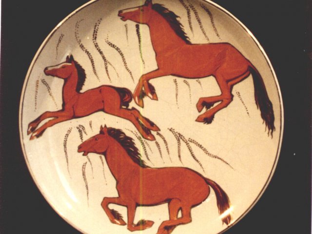 Piatto  - Piatto in maiolica con cavalli rossi. Opera di Roberto Rosati.Scarica il file