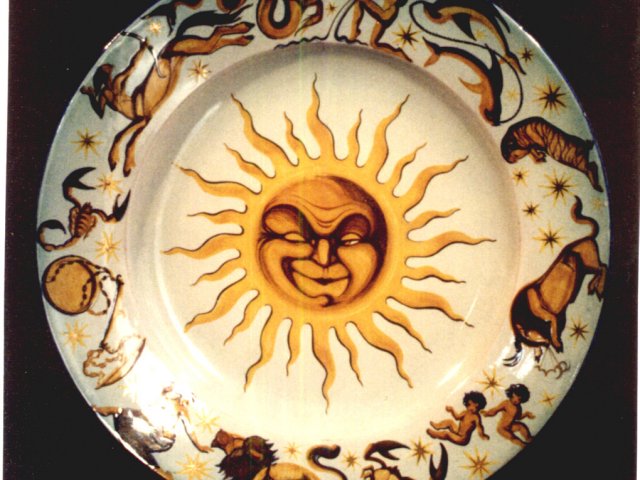 Piatto  - Piatto in maiolica con sole centrale e segni zodiacali sulla tesa. Opera di Angelo Peluso (?).Scarica il file