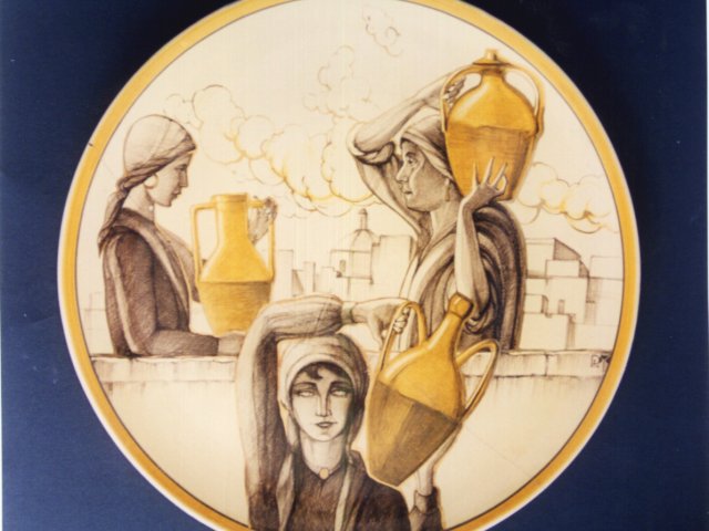 Piatto  - Piatto decorativo con donne ed oggetti tipici della ceramica idrica grottagliese. Opera di Roberto Rosati.Scarica il file