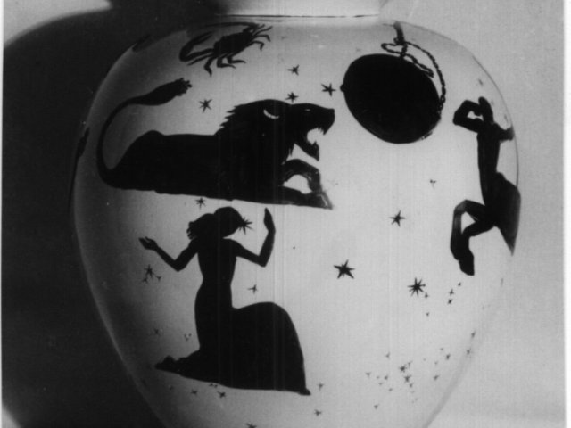 Opera - Grande vaso globulare con segni zodiacali. Opera di Roberto Rosati.Scarica il file