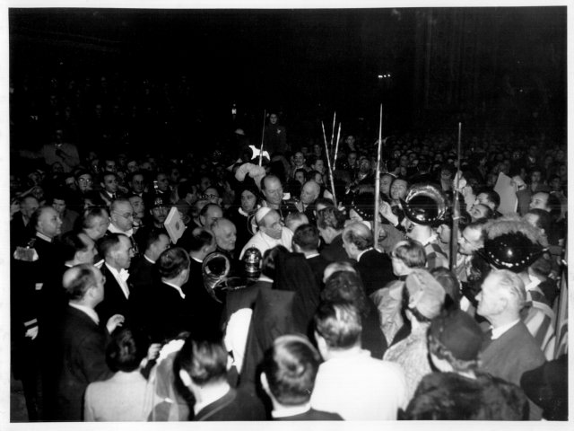 Anno Santo 1950 - Città del Vaticano. Una delegazione della Scuola d’Arte di Grottaglie dona a S.E. Papa Pio XII una lucerna maiolicata e decorata in oro zecchino a terzo fuoco. L’opera venne realizzata dai proff. Vincenzo Spagnulo (tornio), Emidio Ursoleo (formatura e staScarica il file