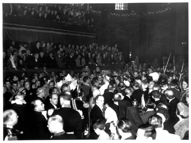 Anno Santo 1950 - Città del Vaticano. Una delegazione della Scuola d’Arte di Grottaglie dona a S.E. Papa Pio XII una lucerna maiolicata e decorata in oro zecchino a terzo fuoco. L’opera venne realizzata dai proff. Vincenzo Spagnulo (tornio), Emidio Ursoleo (formatura e staScarica il file