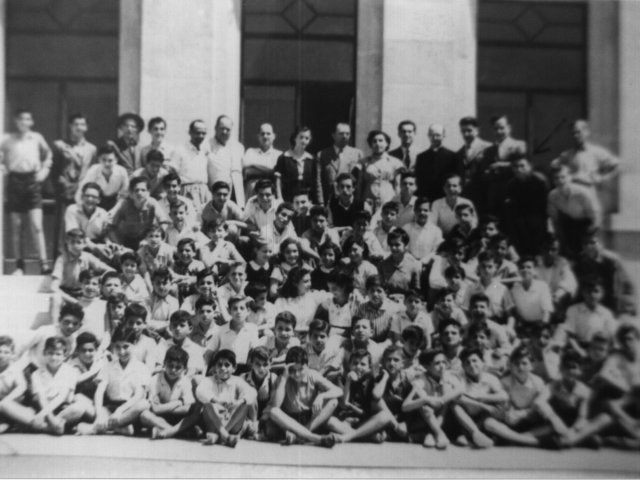 Vita scolastica - Foto di gruppo alla fine dell’a.s. 1950/51. Nella fila in alto si riconoscono: Emidio Ursoleo, Biagio Lista, Antonio Linoci, Maria Erroi ?, Cosimo Calò,  Maria Colaninno, Don Michele Vestita, Angelo Peluso.Scarica il file