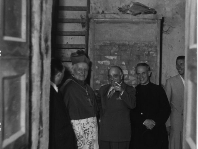 Visita Arcivescovo Bernardi e Ammiraglio Riccardi - Il Direttore Calò, l’Arcivescovo Bernardi ed il Prefetto fotografati dall’interno della muffola.Scarica il file