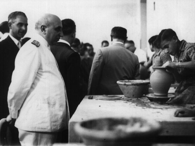 Visita del Preside Mario Greco - Gli ospiti nel laboratorio di tornio.Scarica il file