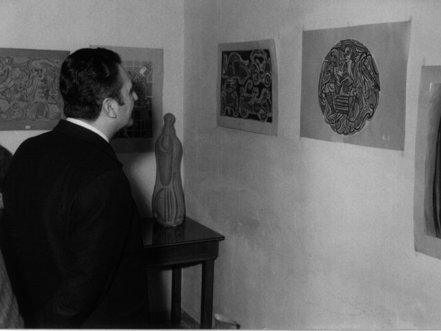 Mostra - In questa immagine è ritratta una sala di esposizione di lavori della scuola. La mostra si svolge al di fuori della scuola stessa, non si sa dove. La persona fotografata non è stata riconosciuta. Scarica il file