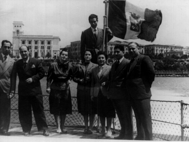 Foto di gruppo - Gita nel Golfo di Taranto. Da sinistra: ?, Antonio Linoci, Giorgina Rosati, ?, Franco Giannetta, Colaninno, Angelo Peluso e Vincenzo Spagnulo.  Scarica il file