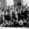 Foto di gruppo - Gruppo di alunni ed insegnanti fotografati sulla scala d’ingresso della scuola. Al centr, nella prima fila in piedi, si riconosce Angelo Peluso, probabilmente in questo momento già Direttore della scuola. In alto a destra si riconosce Franco Giannetta (biScarica il file