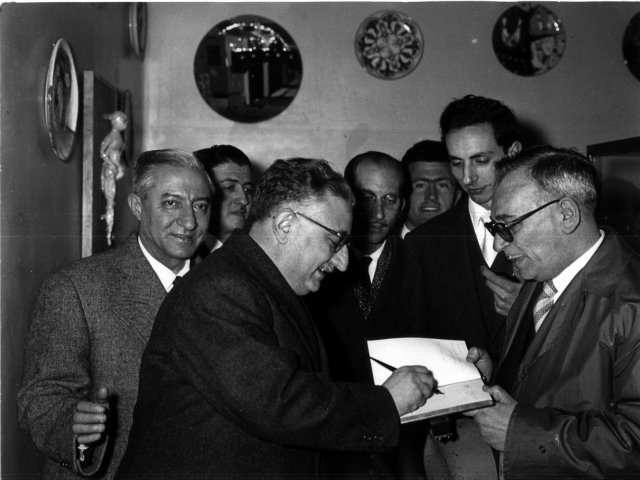 Visita del Presidente Gronchi e Giovanni Leone - Il Presidente della Camera dei Deputati, On. Giovanni Leone (poi divenuto a sua volta Presidente della Repubblica) visita la Scuola d’Arte di Grottaglie. Nella foto, da sinistra: On. Angelo Priore, il Direttore Angelo Peluso, Presidente Leone, Guglielmo MScarica il file