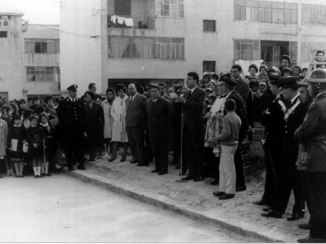 Cerimonia - Il prof. Antonio Miccoli interviene ad una cerimenia che si svolge all’esterno (forse una festa degli alberi). Alla sua destra si riconoscono il Direttore Angelo Peluso ed il prof. Biagio Lista.Scarica il file