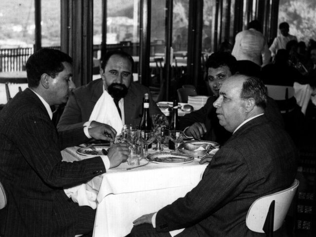 Viaggio a Sorrento - ?, Domenico Simeone, Antonio Miccoli e Biagio Lista a pranzo in un ristorante di Sorrento.Scarica il file