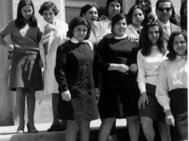 Gruppo in esterno - Il prof. Vincenzo De Filippis con un gruppo di alunne. Tra queste, da sinistra, si riconoscono: ?, ?, Agata Basile, Rosaria De Padova, Lina Carlucci, Pina Munno, Giuseppina Adamo, Mimma Ciancia, ?, Vincenzo De Filippis, ?.Scarica il file