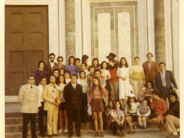 Viaggio d’istruzione a Firenze - Foto di gruppo dei partecipanti al viaggio d’istruzione a Firenze dell’aprile 1971. Si riconoscono da sinistra, dietro: Angela Di Molfetta, la guida del gruppo, Antonio Quaranta, Lina Carlucci,, Stefano Puntillo, ?, Gennaro Acquaviva, ?,?, Rita Milano, MiScarica il file