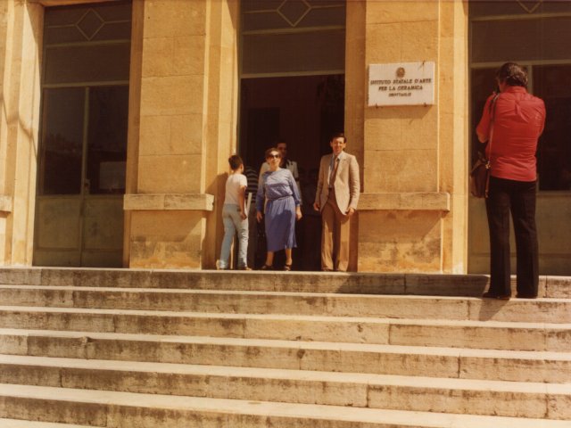 Visita del Capo dell’Ispettorato per l’Istruzione Artistica dottssa Benerice Quadrale - Sull’ingresso della scuola la dott.ssa Quadrale, il Preside Arces e, in secondo piano, il prof. Claudio Adamo.Scarica il file