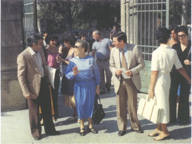 Visita del Capo dell’Ispettorato per l’Istruzione Artistica dottssa Benerice Quadrale - All’ingresso della scuola: Orazio Del Monaco, ?, ?, Benerice Quadrale, Carlo Chionna (ATA), Antonio Arces, Liliana Annicchiarico, Rosa Spagnulo, ?.Scarica il file