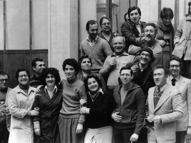 Cerimonia di giuramento del personale ATA, as 1979/80 - Foto di gruppo. Da sinistra: Vincenzo Maggio, Lucia Quaranta, ?, Angela Intermite, Carmela Intermite, ?, ?, ?, Dorotea Quaranta, Carlo Chionna, il Preside Antonio Arces, Pasquale Chianura (docente), Luciano La Grotta, Leonardo Petraroli (docente), GuglielScarica il file