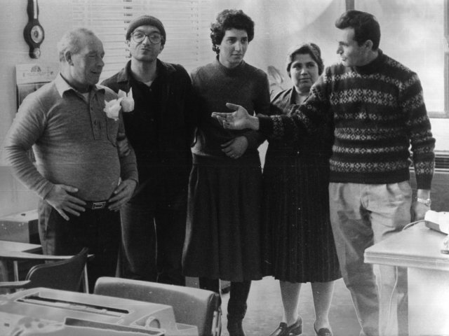 Cerimonia di giuramento del personale ATA, as 1979/80 - Carlo Chionna, Luciano La Grotta, Carmela Intermite, ?, ?Scarica il file