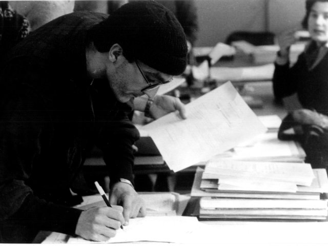 Cerimonia di giuramento del personale ATA, as 1979/80 - Luciano La Grotta firma i documenti di rito.Scarica il file