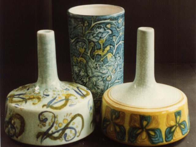 Vaso portafiori - Lavori realizzati in progettazione e decorazione ceramica, relativi a contenitori portafiori.Scarica il file