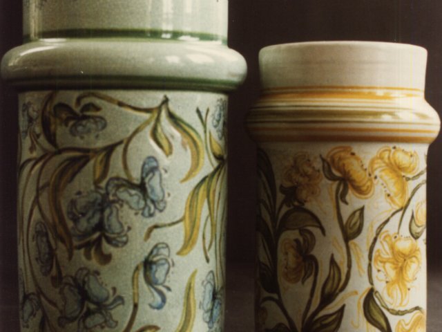 Vaso portafiori - Lavori realizzati in progettazione e decorazione ceramica, relativi a contenitori portafiori.Scarica il file