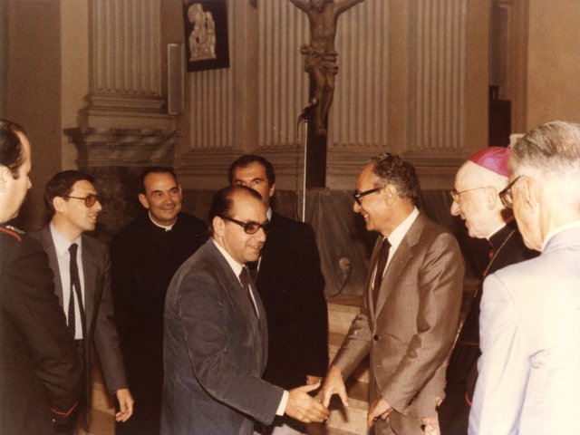 Inaugurazione anno scolastico e Prima Rassegna Didattica - Da sinistra si riconoscono: Preside Antonio Arces, Don Domenico Lo Russo, On Amalfitano, prof. Enzo D’Alò, il Provveditore agli Studi di Taranto Dott. Giovanni Gigli, S.E. Mons. Motolese ed il Prefetto di Taranto Dott. Giovanni De Giorgi.Scarica il file