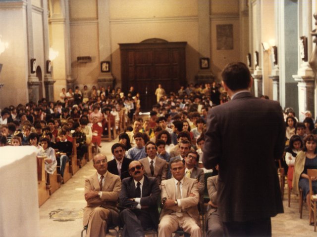 Inaugurazione anno scolastico e Prima Rassegna Didattica - Intervento del Preside Antonio Arces. In prima fila, da sinistra, si riconoscono: Provveditore Gigli, Avv. Antonio Cavallo, Giudice Boccuni; dietro di loro: Prof. Giovanni Calò, il Segretario Antonio Picci ed il Prof. Giancarlo Tambone.Scarica il file