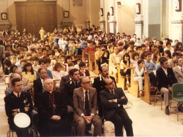 Inaugurazione anno scolastico e Prima Rassegna Didattica - Intervento del Preside Antonio Arces. In prima fila, da sinistra: ?, Mons. Motolese, Prefetto De Giorgi (dietro di lui il Comandante dei VV.UU. Ciro Todisco), On. Amalfitano.Scarica il file