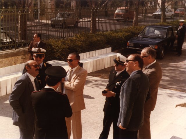 Inaugurazione anno scolastico e Prima Rassegna Didattica - Le autorità giungono a scuola per l’inaugurazione della “Prima Rassegna Didattica”. Si riconoscono: l”Avv. Antonio Cavallo, il Comandante dei VV.UU. Ciro Todisco, il Giudice Boccuni, ?, l’On. Amalfitano ed il Prefetto De Giorgi.Scarica il file