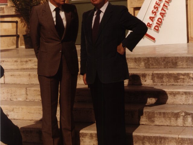 Inaugurazione anno scolastico e Prima Rassegna Didattica - Il Prefetto Giovanni De Giorgi e l’On. Domenico Amalfitano sulla scalinata della scuola.Scarica il file