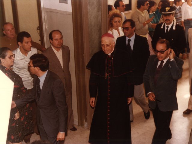 Inaugurazione anno scolastico e Prima Rassegna Didattica - Le autorità fanno il loro accesso nella scuola. Da sinistra: Sig. Giuseppe Del Monaco, ?, Preside Arces, Mons. Motolese, Giudice Boccuni, On. Amalfitano, Provveditore Gigli.Scarica il file