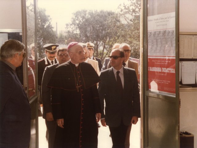 Inaugurazione anno scolastico e Prima Rassegna Didattica - Le autorità fanno il loro accesso nella scuola. Da sinistra: i collaboratori scolastici Dorotea Quaranta e Carlo Chionna, ?, il Preside Antonio Arces, prof. Domenico Galeone, S.E. Mons. Motolese, prof. Enzo D’Alò, On. Amalfitano. In secondo piano si riconScarica il file