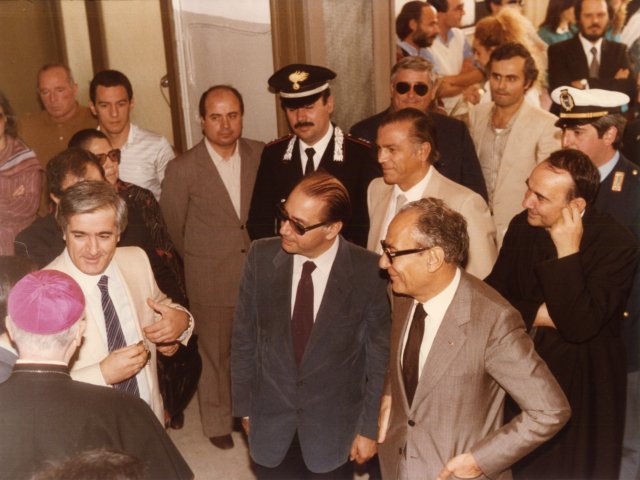 Inaugurazione anno scolastico e Prima Rassegna Didattica - Le autorità fanno il loro accesso nella scuola. Da sinistra: Mons. Motolese, prof. Orazio Del Monaco, dietro di lui il prof. Enzo D’Alò ed i collaboratori Dorotea Quaranta e Carlo Chionna, quindi il prof. Domenico Galeone, l’On. Amalfitano, ?, il PrefettoScarica il file