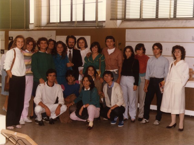 Inaugurazione anno scolastico e Prima Rassegna Didattica - Il prof. Nicola Zampini con un gruppo di alunni. Tra essi si riconosce (il secondo da sinistra in ginocchio) il prof. Eligio Nigro.Scarica il file