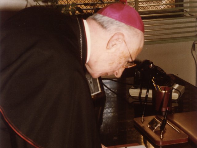 Inaugurazione anno scolastico e Prima Rassegna Didattica - S.E. Mons. Guglielmo Motolese lascia la sua firma sul registro delle visite.Scarica il file