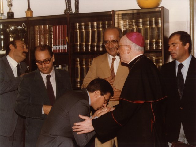 Inaugurazione anno scolastico e Prima Rassegna Didattica - Gli ospiti lasciano la scuola alla fine della visita. Da sinistra: Avv. Antonio Cavallo, On. Domenico Maria Amalfitano, Preside Arces, Provveditore Giovanni Gigli, Mons. Guglielmo Motolese, prof. Enzo D’Alò.Scarica il file