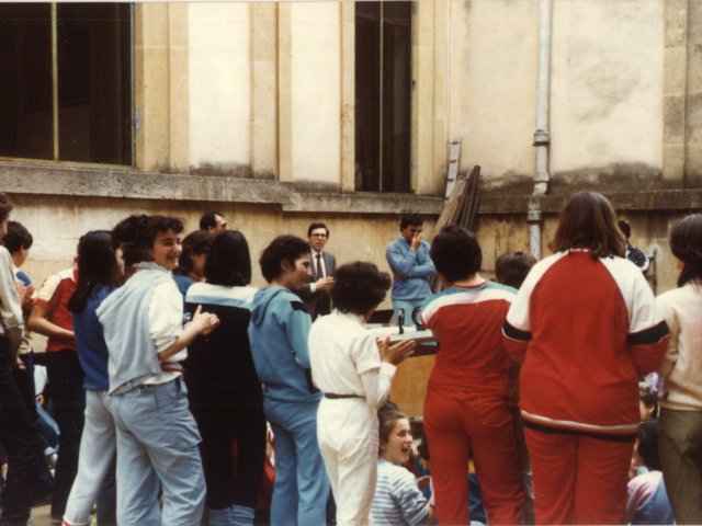 Cerimonia di premiazione degli alunni della Scuola Media Annessa partecipanti ai Giochi della Gioventù - Nel cortile della scuola, sede di via Ennio, il Preside Arces ed i proff. Enzo D’Alò e Giuseppe Castellana, docente di Educazione Fisica, premiano i ragazzi della Scuola Media Annessa all’Istituto d’Arte che si sono distinti nel corso dei Giochi della GioScarica il file