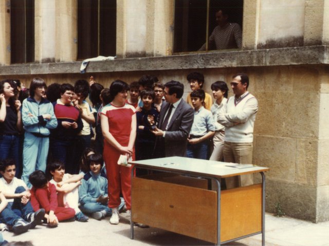 Cerimonia di premiazione degli alunni della Scuola Media Annessa partecipanti ai Giochi della Gioventù - Nel cortile della scuola, sede di via Ennio, il Preside Arces ed i proff. Enzo D’Alò e Giuseppe Castellana, docente di Educazione Fisica, premiano i ragazzi della Scuola Media Annessa all’Istituto d’Arte che si sono distinti nel corso dei Giochi della GioScarica il file