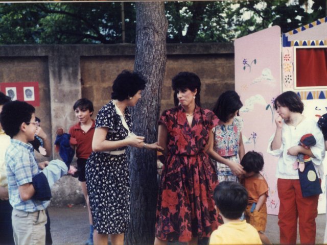 Teatrino Scuola Media Annessa - Cerimonia di premiazione degli alunni della Scuola Media Annessa che hanno partecipato al progetto sul teatrino. Nella foto due insegnanti della S.M.A. Col vestito rosso  Rosa Spagnulo.Scarica il file