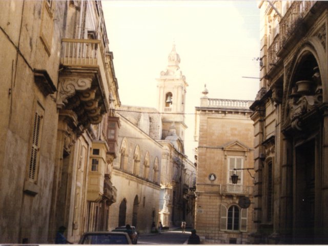 Viaggio d’istruzione a Malta di una classe della Scuola Media Annessa - Veduta di Malta. Scarica il file