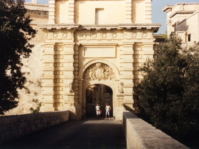 Viaggio d’istruzione a Malta di una classe della Scuola Media Annessa - Veduta di Malta. Scarica il file