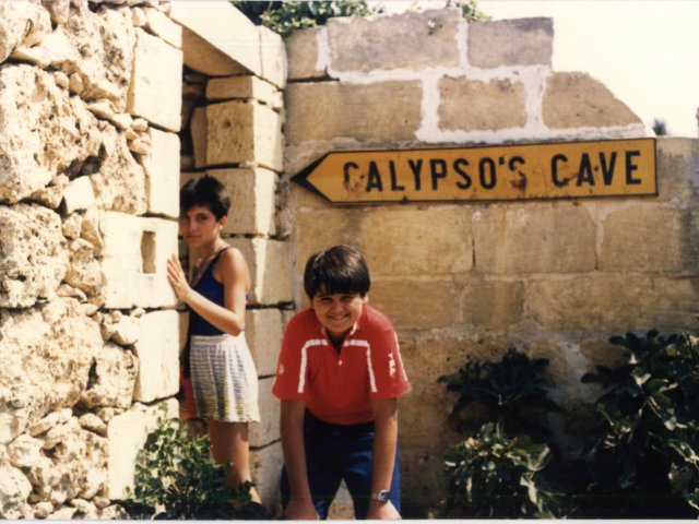 Viaggio d’istruzione a Malta di una classe della Scuola Media Annessa - Visita alle grotte di Malta. Scarica il file