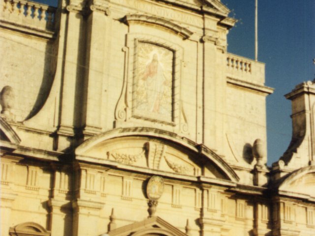 Viaggio d’istruzione a Malta di una classe della Scuola Media Annessa - Chiesa di Malta. Scarica il file