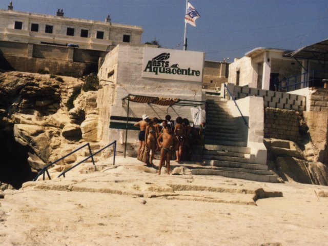 Viaggio d’istruzione a Malta di una classe della Scuola Media Annessa - Sulla spiaggia.Scarica il file