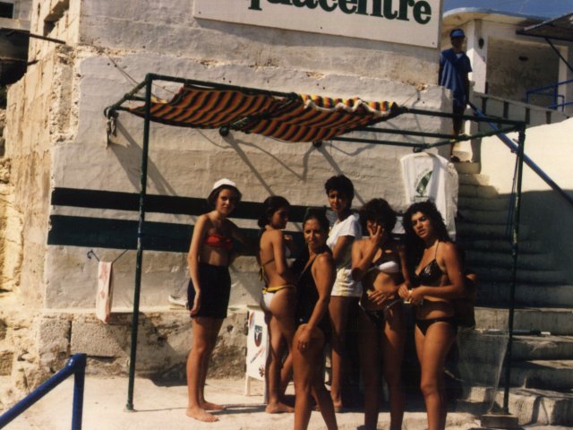 Viaggio d’istruzione a Malta di una classe della Scuola Media Annessa - Sulla spiaggia.Scarica il file