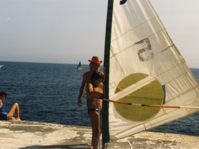 Viaggio d’istruzione a Malta di una classe della Scuola Media Annessa - Lezione di wind-surf.Scarica il file