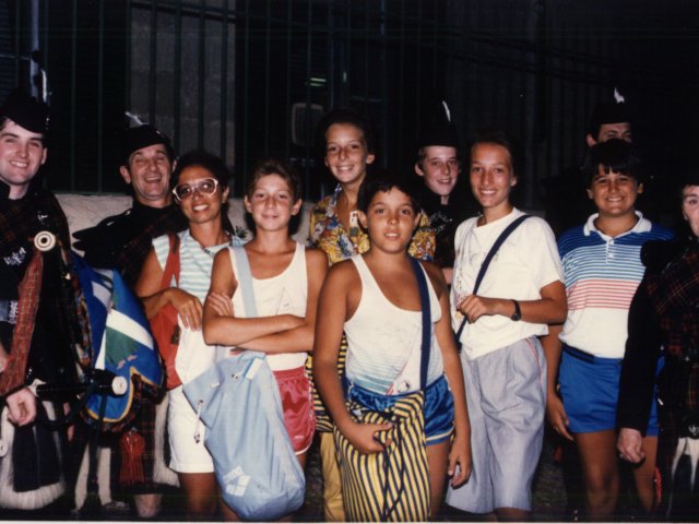 Viaggio d’istruzione a Malta di una classe della Scuola Media Annessa - Foto di gruppo di alunni con suonatori di cornamusa.Scarica il file