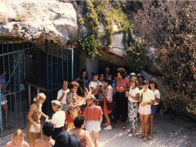 Viaggio d’istruzione a Malta di una classe della Scuola Media Annessa - Foto di gruppo all’ingresso delle grotte.Scarica il file