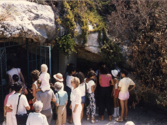 Viaggio d’istruzione a Malta di una classe della Scuola Media Annessa - Foto di gruppo all’ingresso delle grotte.Scarica il file