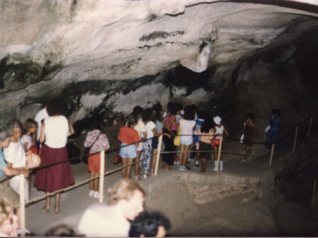 Viaggio d’istruzione a Malta di una classe della Scuola Media Annessa - Interno della grotta.Scarica il file