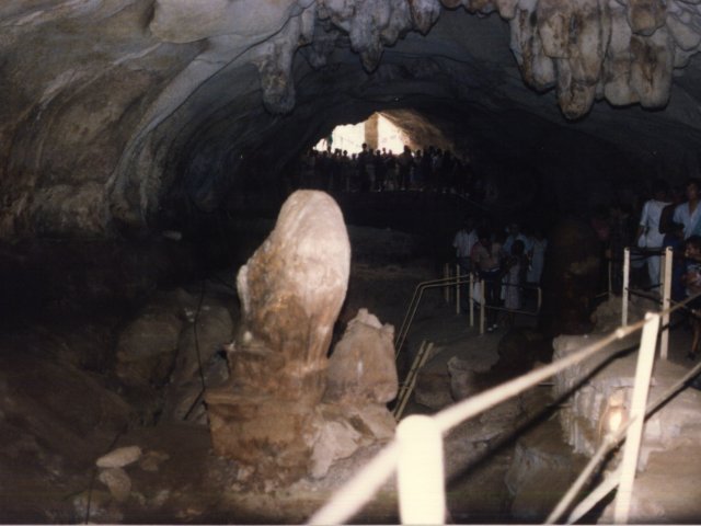 Viaggio d’istruzione a Malta di una classe della Scuola Media Annessa - Interno della grotta.Scarica il file